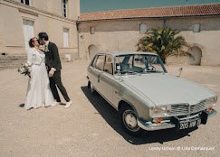 Mariés et voiture vintage